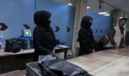 ഞങ്ങൾക്ക് കുടുംബം നോക്കണം... കാബൂൾ വിമാനത്താവളത്തിൽ ജോലിക്ക് കയറി വനിതകൾ