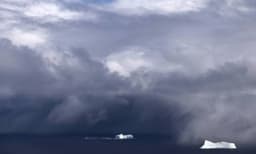 മഞ്ഞുപാളിയുടെ നെറുകയിൽ ആദ്യമഴ; പ്രളയഭീതിയില്‍ ലോകം