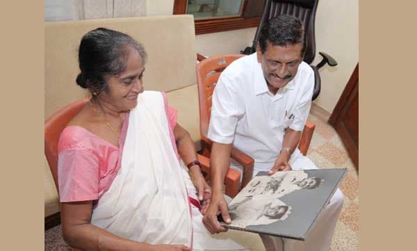 ‘അവള്‍ നടന്നു പോകുന്നത് ആരും കാണാതെ ഞാന്‍ നോക്കി നില്‍ക്കും’ മുറ്റത്തെ മാവിന്‍ചുവട്ടിലെ പ്രണയത്തിന്റെ ഓര്‍മകളില്‍ പി.ജെ. ജോസഫും ഡോ. ശാന്തയും; ദാമ്പത്യവല്ലരിക്ക് അരനൂറ്റാണ്ട്