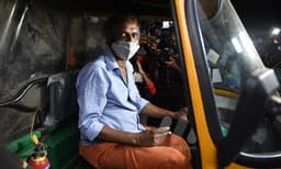 ഓണം ബമ്പറിന്‌ നാടെങ്ങും 'അടിയോടടി'! ശരിക്കും കോടീശ്വരന്‍ മരടില്‍ ഓട്ടോറിക്ഷ ഓടിക്കുന്നു, ബമ്പറടിച്ചത്‌ ഫാന്‍സി നമ്പര്‍ നോക്കിയെടുത്ത ടിക്കറ്റിന്, ഇനി കടങ്ങളെല്ലാം തീര്‍ക്കണം