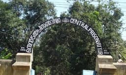 തടവുകാരുടെ ഫോണ്‍വിളി വിവാദം:വിയ്യൂര്‍ ജയില്‍ സൂപ്രണ്ടിന് സസ്‌പെന്‍ഷന്‍ 