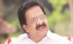 മോണ്‍സന്‍ മാവുങ്കലുമായി  തനിക്ക് കോടികളുടെ ബിസിനസ് ബന്ധമുണ്ടെന്ന ആരോപണം തള്ളി രമേശ് ചെന്നിത്തല