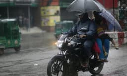 ഇരുചക്രവാഹനങ്ങളില്‍ കുട ചൂടിയുള്ള യാത്രയ്ക്ക് വിലക്ക്; പിടിച്ചാല്‍ ആയിരം രൂപ പിഴ ഈടാക്കും