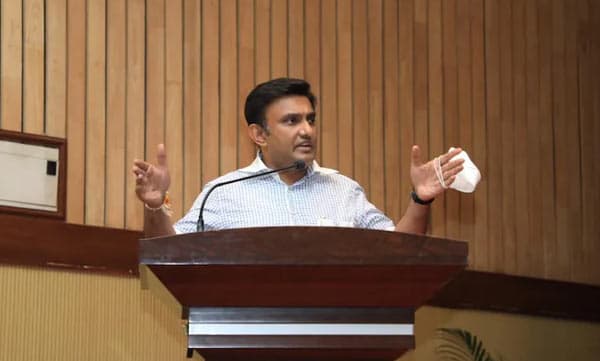 സ്ത്രീകള്‍ക്ക് വിവാഹം കഴിക്കാനോ പ്രസവിക്കാനോ താത്പര്യമില്ല, അത് നല്ലതല്ല: കര്‍ണാടക ആരോഗ്യമന്ത്രി 
