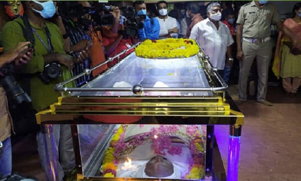 മലയാളത്തിന്റെ മഹാനടന്‍ നെടുമുടി വേണുവിന് കേരളം യാത്രാമൊഴി നല്‍കി; ഔദ്യോഗിക ബഹുമതികളോടെ സംസ്‌കരിച്ചു