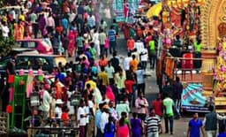 ദുർഗാപൂജ ആഘോഷം : കോവിഡ് ഭീഷണി വകവയ്ക്കാതെ ബംഗാളിലെ ജനം തെരുവിൽ