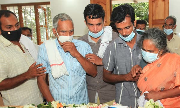 ഉരുള്‍പൊട്ടലില്‍ മരിച്ച മാര്‍ട്ടിന്റേയും ഭാര്യ സിനിയുടേയും മൃതദേഹങ്ങള്‍ക്കു മുന്നില്‍ പൊട്ടിക്കരയുന്ന മാതാപിതാക്കള്‍