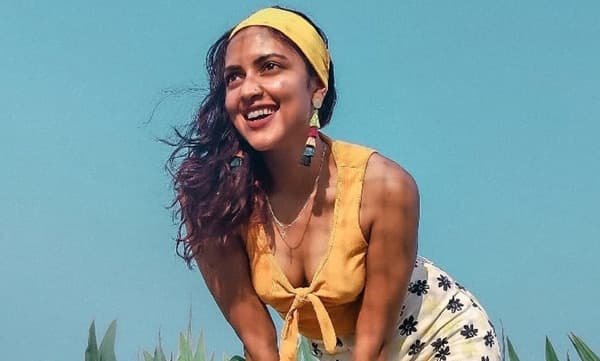 ‘നിങ്ങള്‍ സ്വതന്ത്രനാവാനാണ് ജനിച്ചത്’; പുത്തന്‍ ലുക്കില്‍ അമലാ പോള്‍, ഫോട്ടോ വൈറല്‍