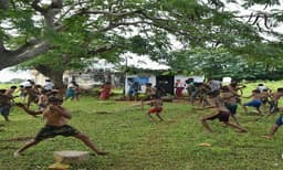 പരസ്പരം ചാണകം വാരിയെറിഞ്ഞു ആഘോഷിച്ച് ഗോരഹബ്ബ ഉത്സവം
  
