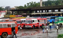 സ്വകാര്യ ബസില്‍ മിനിമം ചാര്‍ജ്ജ് പത്ത് രൂപയാക്കും, വിദ്യാര്‍ഥികളുടെ യാത്രാ നിരക്ക് ഉടന്‍ കൂട്ടില്ല