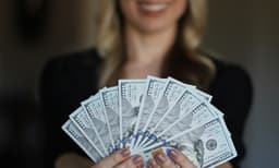 വാക്‌സിന്‍ സ്വീകരിച്ച് കോടീശ്വരിയായി; യുവതി നേടിയത് 5 കോടി രൂപ