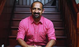 ജീവന്‍ ചേര്‍ത്തുവച്ച വിരലുകള്‍