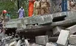 കോഴിക്കോട് നിര്‍മ്മാണത്തിലിരുന്ന വീട് തകര്‍ന്നുവീണു; 9 തൊഴിലാളികളെ രക്ഷപ്പെടുത്തി