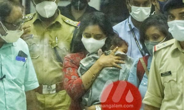 കുട്ടിയെ യാത്രയാക്കിയത്‌ പുതുവസ്ത്രങ്ങളടക്കം നല്‍കി; നിറകണ്ണുകളോടെ ആന്ധ്രയിലെ ദമ്പതികള്‍