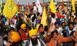 കര്‍ഷക സമരത്തിന്റെ ഭാഗമായി പാര്‍ലമെന്റിലേക്ക് നടത്താനിരുന്ന  ട്രാക്ടര്‍ റാലി മാറ്റിവെക്കാന്‍ കര്‍ഷക സംഘടനകളുടെ തീരുമാനം