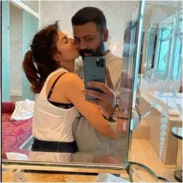 Jacqueline Fernandez received a mini chopper, Porsche car, rolex as gift from conman Sukesh : ED 