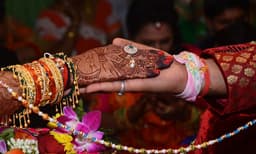 ഇതരമതക്കാരിയെ വിവാഹം കഴിച്ചതിന് കുടുംബത്തിനെ ഊരുവിലക്കി; മൂന്നുപേർക്കെതിരെ കേസ്