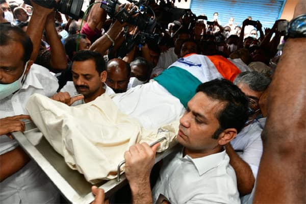 പി.ടി. തോമസിന് വിട നല്‍കി കേരളം; ആദരമര്‍പ്പിച്ച് ജനസഹസ്രങ്ങള്‍