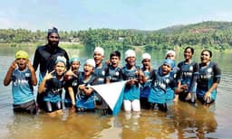 ആ​റ് മി​നി​റ്റ് കൊ​ണ്ട് ചാ​ലി​യാ​ർ പു​ഴ നീ​ന്തി​ക്ക​ട​ന്ന് ചേ​ലേ​മ്പ്രയിലെ കുരുന്നുകള്‍ 