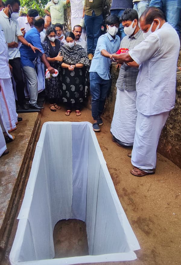 ഭസ്‌മമായി അലിഞ്ഞ്‌ അമ്മയ്‌ക്കരുകില്‍ നിത്യവിശ്രമത്തില്‍ ഇനി പി.ടി.,  മതപരമായ ചടങ്ങുകളില്ല,  കത്തോലിക്കാ സഭയിലെ ആദ്യ ചരിത്ര മുഹൂര്‍ത്തത്തിനു സാക്ഷ്യം വഹിക്കാന്‍ ആയിരങ്ങള്‍