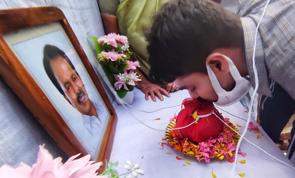 ഭസ്‌മമായി അലിഞ്ഞ്‌ അമ്മയ്‌ക്കരുകില്‍ നിത്യവിശ്രമത്തില്‍ ഇനി പി.ടി.,  മതപരമായ ചടങ്ങുകളില്ല,  കത്തോലിക്കാ സഭയിലെ ആദ്യ ചരിത്ര മുഹൂര്‍ത്തത്തിനു സാക്ഷ്യം വഹിക്കാന്‍ ആയിരങ്ങള്‍