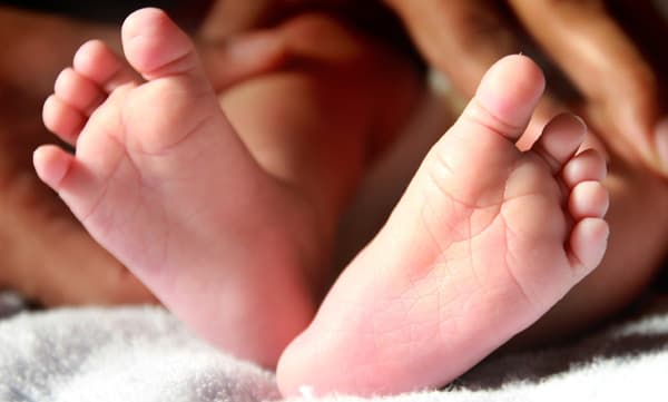 ന​വ​ജാ​ത​ശി​ശു​വി​നെ വി​മാ​ന​ത്തി​ലെ ശു​ചി​മു​റി​യി​ല്‍ ഉ​പേ​ക്ഷി​ച്ചു; അമ്മ അറസ്റ്റില്‍