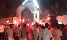 നിവേദനത്തിന് മറുപടി നല്‍കിയില്ല; സെന്റ് തോമസ് മൗണ്ടിലേക്ക് പന്തംകൊളുത്തി പ്രകടനവും നിരാഹാര സമരവുമായി അല്മായ മുന്നേറ്റം 