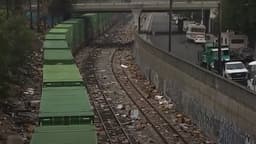 ട്രാക്കില്‍ ശൂന്യമായ ഓണ്‍ലൈന്‍ പായ്ക്കറ്റുകൾ ഉപേക്ഷിച്ച് ട്രെയിന്‍ കള്ളന്മാരുടെ അഴിഞ്ഞാട്ടം; വീഡി​യോ
