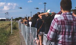 ഒരു ദിവസം ക്യൂവിൽ നിന്നാൽ വരുമാനം 16000 രൂപ