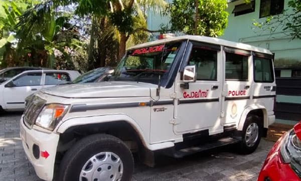 കാണാതായ പെണ്‍കുട്ടികള്‍ക്കൊപ്പം മുറി ബുക്ക് ചെയ്യാനെത്തിയത് യുവാക്കള്‍