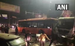 നിയന്ത്രണംവിട്ട  ഇലക്ട്രിക് ബസ്  നിരവധി വാഹനങ്ങൾ ഇടിച്ചുതെറിപ്പിച്ചു; ആറ് മരണം