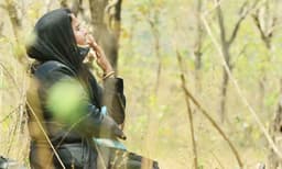 ഒരുതുള്ളി വെള്ളം പോലും കിട്ടാതെ മലയിടുക്കില്‍ മകന്‍; താഴെ മനമുരുകി അമ്മ