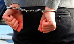 പ്രായപൂർത്തിയാവാത്ത മകളെ പീഡിപ്പിച്ചു, പിന്നാലെ 5 ലക്ഷം തട്ടിയെടുത്തു; പിതാവ് അറസ്‌റ്റിൽ