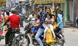 ടൂവീലര്‍ യാത്രയ്ക്ക് ഇനി കര്‍ശന നിയന്ത്രണം; കുട്ടികള്‍ക്കും ഹെൽമെറ്റ്, വേഗത 40 കിമീ മാത്രം