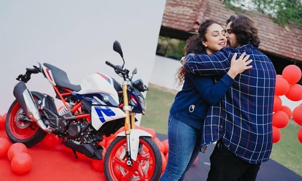 പ്രണയ ദിനത്തില്‍ പേളിയ്ക്ക് ബിഎംഡബ്ല്യു G 310 R സമ്മാനിച്ച് ശ്രീനിഷ് 