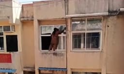 സുരക്ഷാ കവചവുമില്ലാതെ നാലാം നിലയിലെ ജനൽപ്പടിയില്‍ നിന്നുകൊണ്ട് തുടച്ചുവൃത്തിയാക്കുന്ന യുവതി; വൈറല്‍ വീഡിയോ