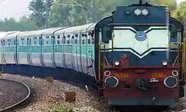 ഇനി മുതൽ പോലീസുകാർ നിർബന്ധമായും ടിക്കറ്റെടുക്കണമെന്ന് റെയിൽവേ