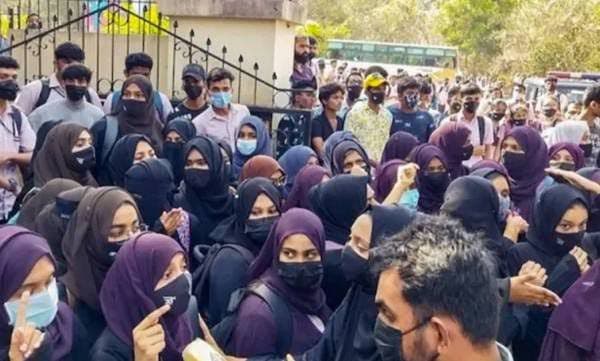 വിദ്യാർത്ഥിനികളുടെ ഹര്‍ജി തള്ളി; ഹിജാബ് നിരോധനം ശരിവച്ച് കര്‍ണാടക ഹൈക്കോടതി