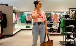 അഹാനയുടെ ടി ഷർട്ടിലെ 'വി മോ ഷെറി' എന്ന വാചകം എന്താണ്? ഗൂഗിളിൽ സെര്‍ച്ച് ചെയ്യാന്‍ പറഞ്ഞ് താരം