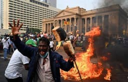 പെട്രോൾ ലിറ്ററിന് 283 രൂപ, പാലിന് 263 രൂപ...; ശ്രീലങ്കയില്‍ തെരുവിലിറങ്ങി ജനം