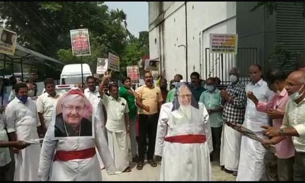 കുര്‍ബാനക്രമം: കര്‍ദിനാള്‍ ആലഞ്ചേരിയുടെയും സാന്ദ്രിയുടെയും കോലം കത്തിച്ച് എറണാകുളത്ത് വിശ്വാസികളുടെ പ്രതിഷേധം
