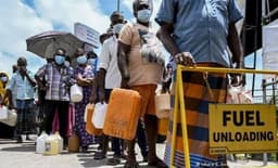 ശ്രീലങ്കയിൽ ഒരു കപ്പ് ചായയ്ക്ക് 100 രൂപ; പെട്രോൾ ക്യൂവിൽ നിന്ന് രണ്ടു പേർ  കുഴഞ്ഞു വീണു മരിച്ചു 