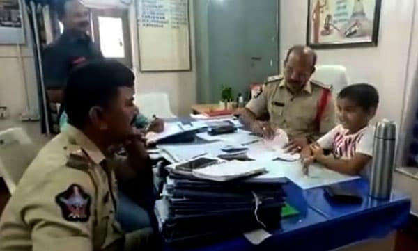 സ്‌കൂളിന് സമീപം സ്ഥിരം ഗതാഗതക്കുരുക്ക്; പരാതിയുമായി 6 വയസ്സുകാരനെത്തിയത്​ പോലീസ് സ്റ്റേഷനിൽ
