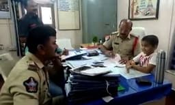 സ്‌കൂളിന് സമീപം സ്ഥിരം ഗതാഗതക്കുരുക്ക്; പരാതിയുമായി 6 വയസ്സുകാരനെത്തിയത്​ പോലീസ് സ്റ്റേഷനിൽ