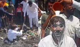 നെഞ്ചൊപ്പം നിറഞ്ഞ അഴുക്കുചാല്‍ വൃത്തിയാക്കി എഎപി കൗണ്‍സിലര്‍; പാലില്‍ കുളിപ്പിച്ച് അനുയായികള്‍