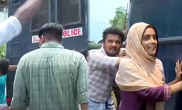 സമരക്കാരെ കയറ്റിയ പൊലീസ് വാഹനത്തിലെ ഡീസല്‍ തീര്‍ന്നു വണ്ടി തളളി സഹായിച്ച് യൂത്ത് കോണ്‍ഗ്രസ്; ഡീസലടിക്കാന്‍ പിരിവും