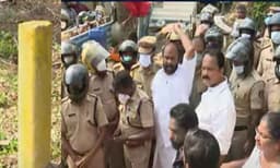 
സില്‍വര്‍ ലൈന്‍: മുന്‍കൂര്‍ അറിയിക്കാതെ കല്ലിടുന്നത് നിയമപരമാണോയെന്ന് ഹൈക്കോടതി