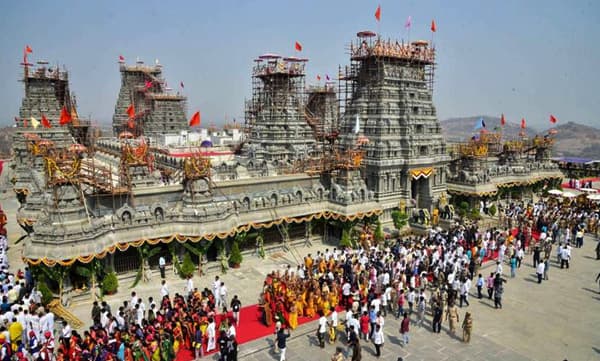 11800 കോടി രൂപ ചെലവിട്ടു, ഗോപുരത്തിനുമാ​ത്രം125 കിലോഗ്രാം സ്വർണം; ഇത് തെലുങ്കാനയുടെ തിരുപ്പതി