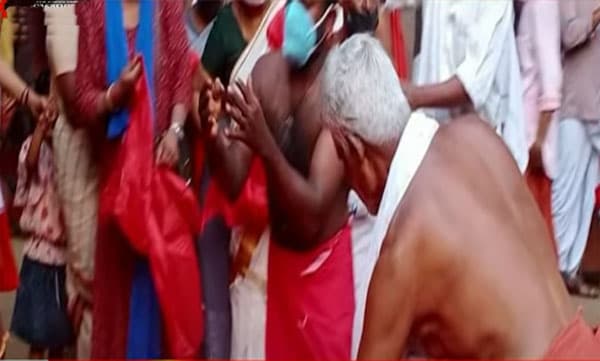 കൊടുങ്ങല്ലൂര്‍ ശ്രീകുരുംബ ഭഗവതി ക്ഷേത്രത്തില്‍ കോഴിബലി; രണ്ടു പേര്‍ കസ്റ്റഡിയില്‍