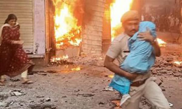 Police Constable Nethresh sharma save infant from communal violence (Image Source: Twitter)